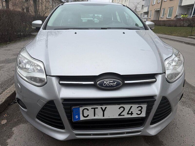 Grå Begagnad 2011 Ford Focus Trend Kombi | 49 000 kr (Marknadspris) - Bild 1/4