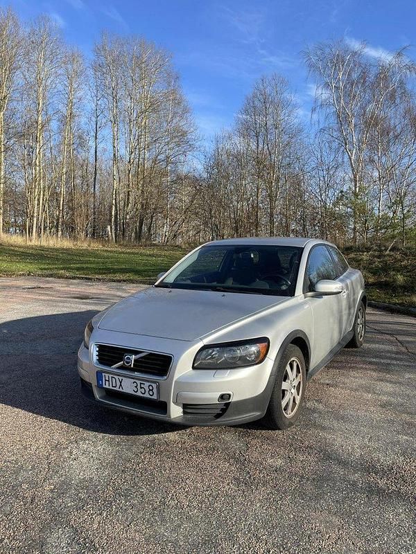 Grå Begagnad 2009 Volvo C30 Kinetic Halvkombi | 79 000 kr (Lite dyr) - Bild 1/4