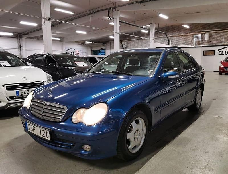 Blå Begagnad 2005 Mercedes C180 Sedan | 34 900 kr (Marknadspris) - Bild 1/4