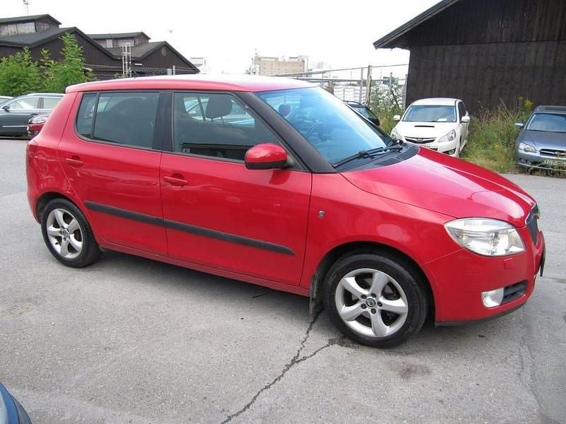 Röd Begagnad 2010 Skoda Fabia Halvkombi | 24 900 kr (Bra pris) - Bild 1/4