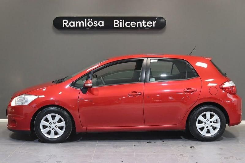 Begagnad Toyota Auris Plus 90 HK (66 kW) 2012 Mörkröd Halvkombi