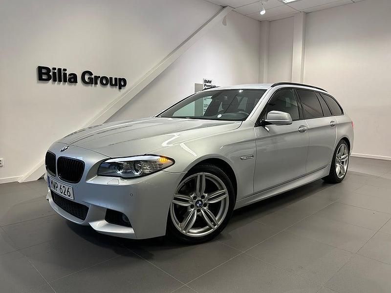 Ljusgrå (glaciärsilver metallic) Begagnad 2012 BMW 520 M Sport Kombi | 159 000 kr (Dyr) - Bild 1/4
