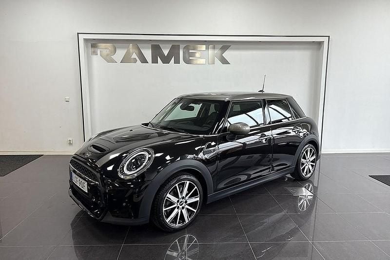 Svart Begagnad 2021 Mini Cooper S Halvkombi | 249 000 kr (Marknadspris) - Bild 1/4