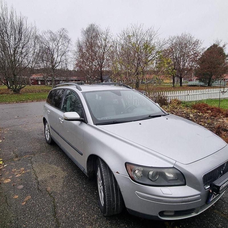 Grå Begagnad 2005 Volvo V50 Kinetic Kombi | 25 000 kr (Lite dyr) - Bild 1/4