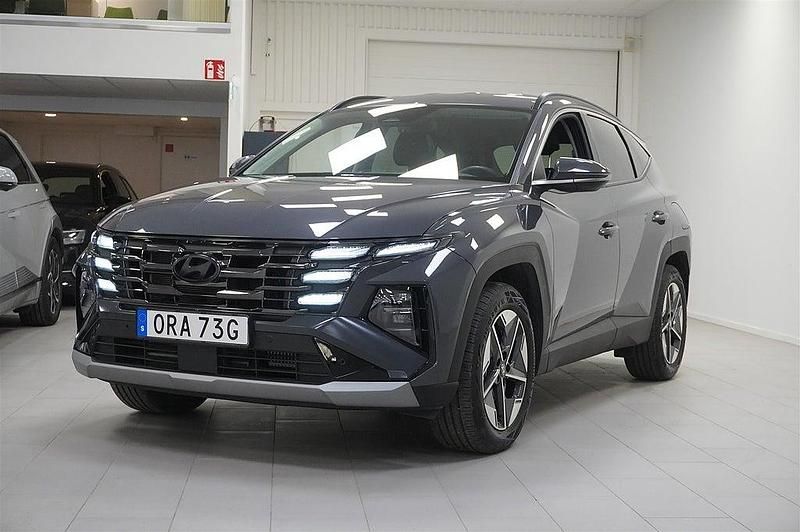 Grå Begagnad 2024 Hyundai Tucson Advanced SUV | 439 800 kr (Dyr) - Bild 1/4