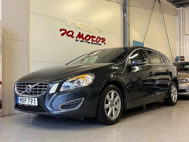 Begagnad Volvo V60 R-Design Momentum 150 HK (110 kW) 2011 Grå Kombi
