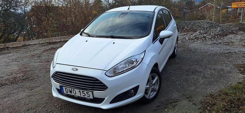 Vit Begagnad 2015 Ford Fiesta Halvkombi | 110 000 kr (Marknadspris) - Bild 1/4