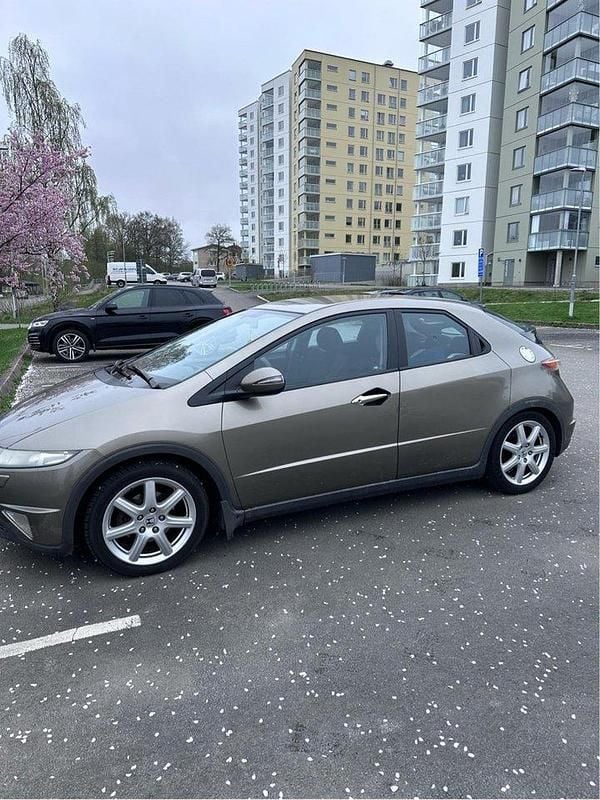 Grå Begagnad 2006 Honda Civic Sport Halvkombi | 39 999 kr (Marknadspris) - Bild 1/4