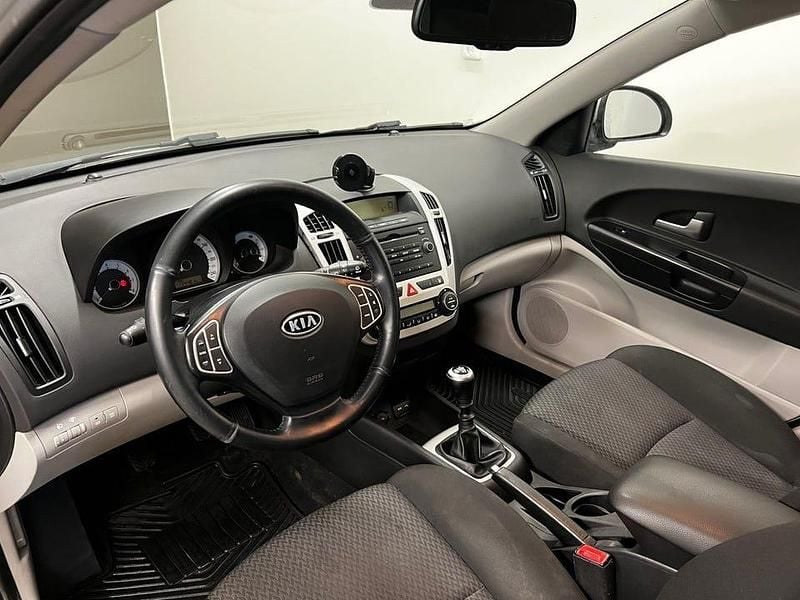 Begagnad Kia Ceed Sportswagon EX 125 HK (91 kW) 2008 Silver Kombi