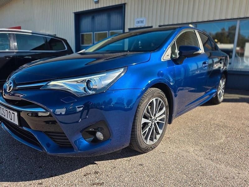 Begagnad Toyota Avensis Active 143 HK (105 kW) 2015 Mörkblå Sedan