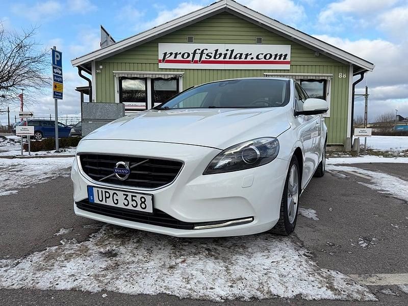 Vit Begagnad 2014 Volvo V40 Halvkombi | 129 900 kr (Marknadspris) - Bild 1/4