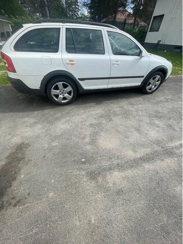 Vit Begagnad 2008 Skoda Octavia Scout Kombi | 30 000 kr (Superpris) - Bild 1/4
