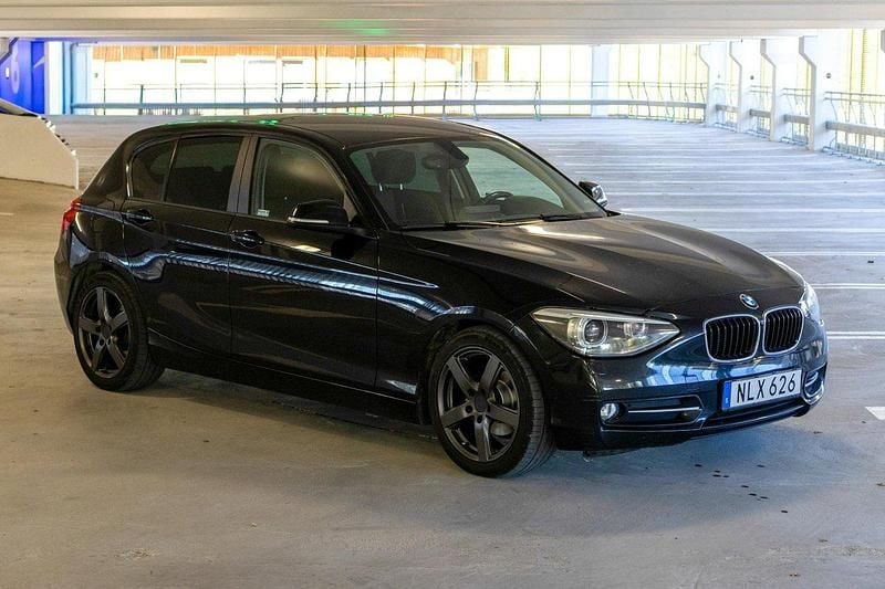Svart Begagnad 2012 BMW 118 Sport Line Halvkombi | 99 500 kr (Marknadspris) - Bild 1/4