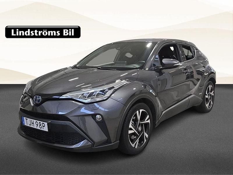 Mörkgrå (grå) Begagnad 2023 Toyota C-HR+ Edition SUV | 269 900 kr (Marknadspris) - Bild 1/3
