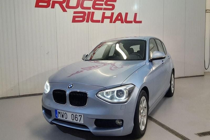 Blå Begagnad 2013 BMW 118 Halvkombi | 148 900 kr (Marknadspris) - Bild 1/4