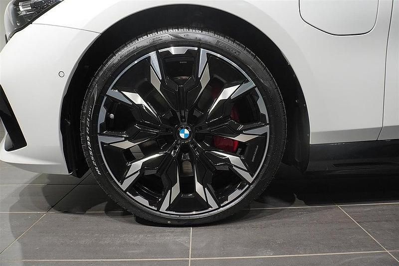 Begagnad BMW 550e Shadowline 313 HK (230 kW) 2025 Vit Kombi