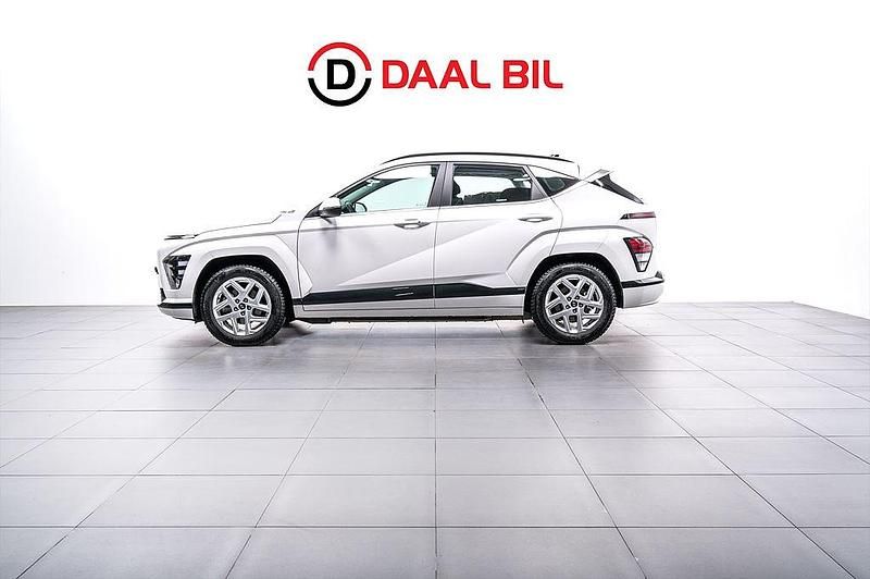 Vit Begagnad 2024 Hyundai Kona Essential SUV | 339 700 kr (Marknadspris) - Bild 1/4