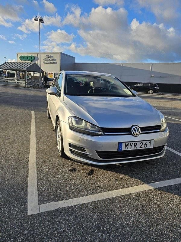 Silver Begagnad 2014 VW Golf VII Halvkombi | 99 000 kr (Bra pris) - Bild 1/4
