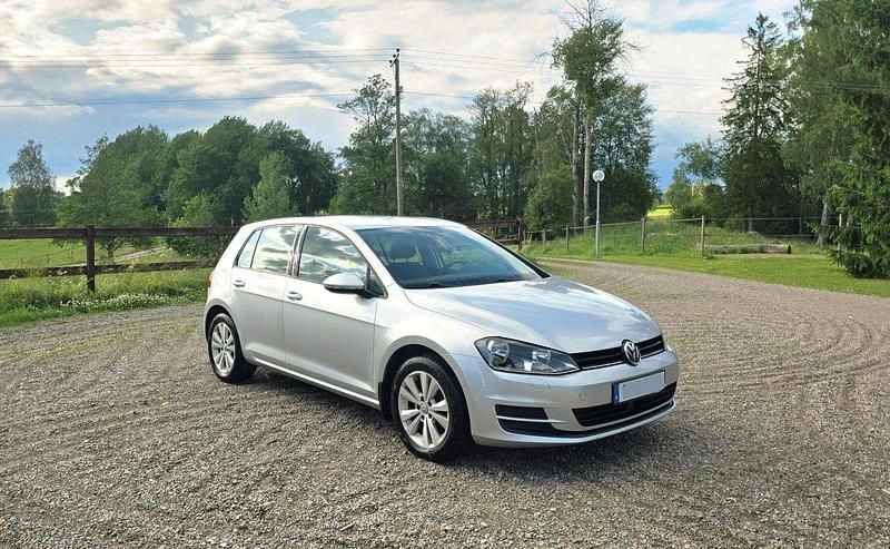 Silver Begagnad 2016 VW Golf VII Halvkombi | 112 000 kr (Marknadspris) - Bild 1/4