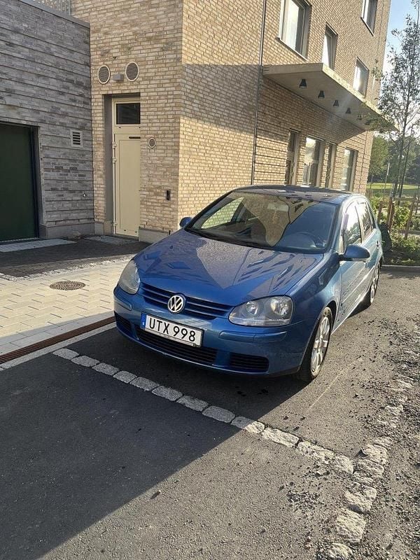 Blå Begagnad 2004 VW Golf IV Sportline Halvkombi | 25 000 kr (Lite dyr) - Bild 1/4