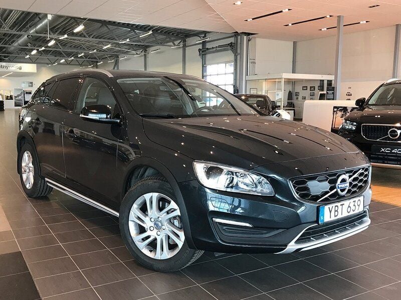 Grå Begagnad 2016 Volvo V60 CC Summum Kombi | 209 500 kr (Marknadspris) - Bild 1/4