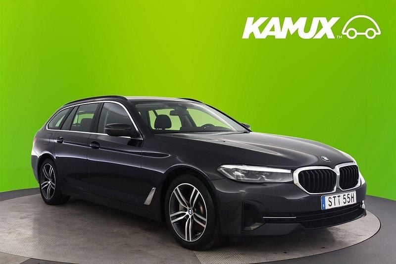 Silver/grå Begagnad 2021 BMW 530e Kombi | 249 800 kr - Bild 1/4