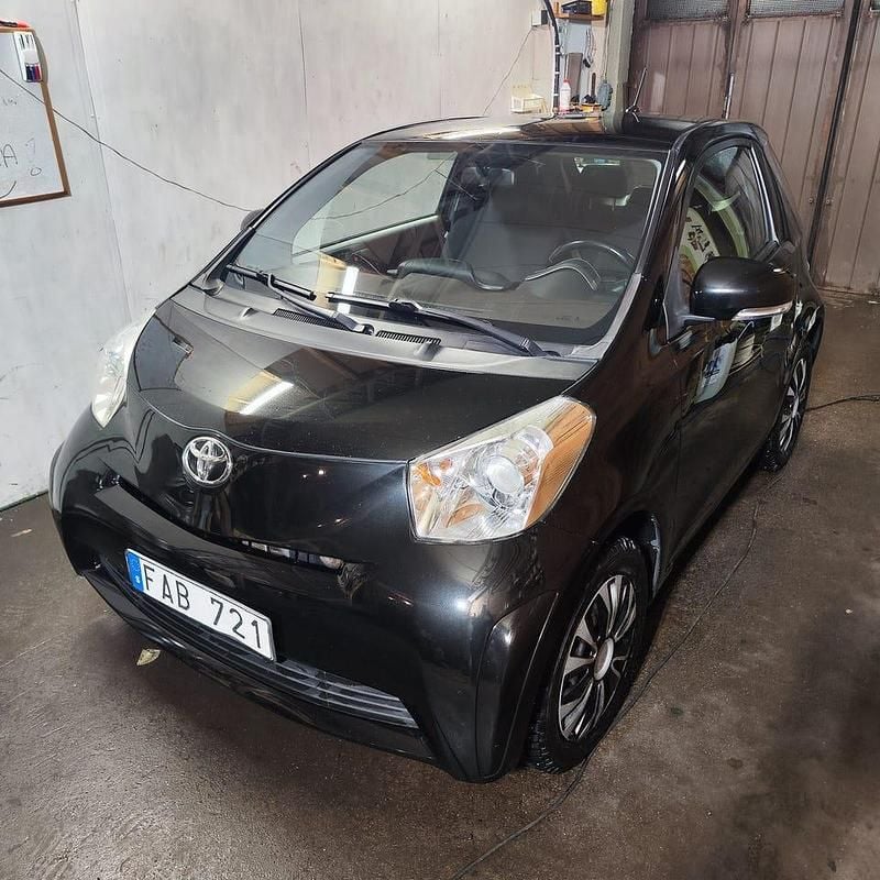 Svart metallic Begagnad 2009 Toyota iQ Halvkombi | 52 995 kr (Marknadspris) - Bild 1/4