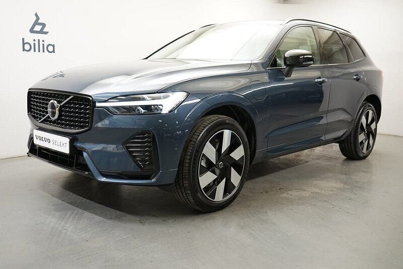 Mörkblå Ny 2025 Volvo XC60 Plus SUV | 599 900 kr (Marknadspris) - Bild 1/3