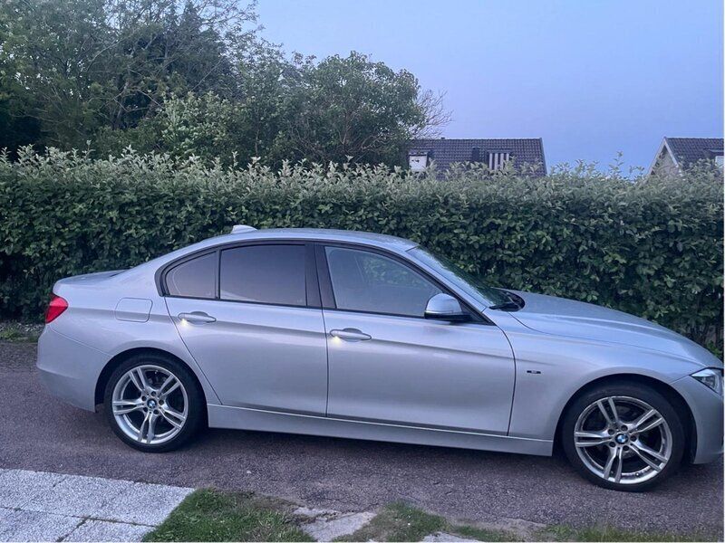 Röd Begagnad 2010 BMW 320 Comfort Edition Sedan | 99 500 kr - Bild 1/1