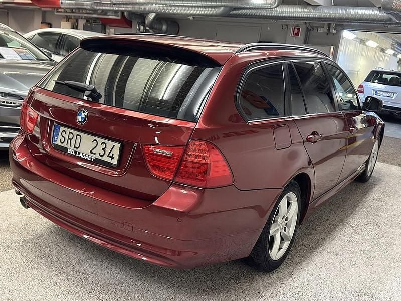 Begagnad BMW 320 184 HK (135 kW) 2012 Röd Kombi