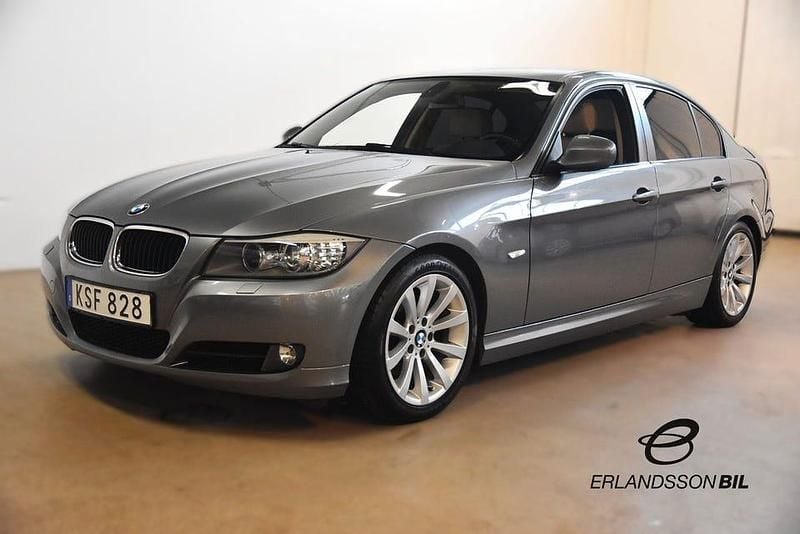 Grå Begagnad 2010 BMW 320 Comfort Edition Sedan | 114 900 kr (Dyr) - Bild 1/4