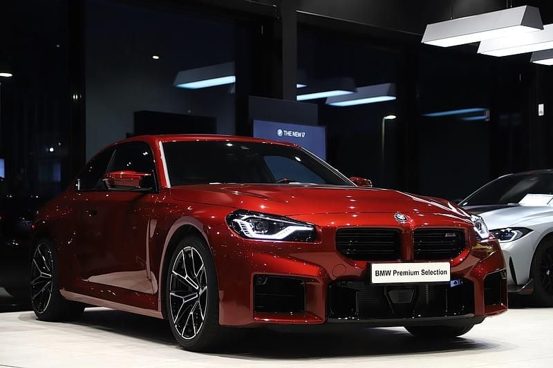 Röd Begagnad 2024 BMW M2 Comfort Edition Sportkupé | 819 000 kr (Marknadspris) - Bild 1/3