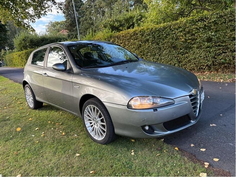 Grå Begagnad 2005 Alfa Romeo 147 Distinctive Halvkombi | 22 900 kr - Bild 1/4