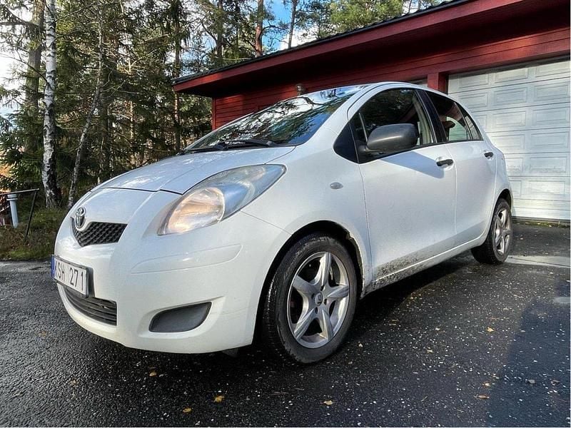 Vit Begagnad 2010 Toyota Yaris Halvkombi | 28 000 kr - Bild 1/4