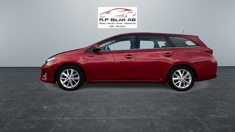 Mörkröd Begagnad 2013 Toyota Auris Touring Sports Kombi | 95 000 kr (Bra pris) - Bild 1/4
