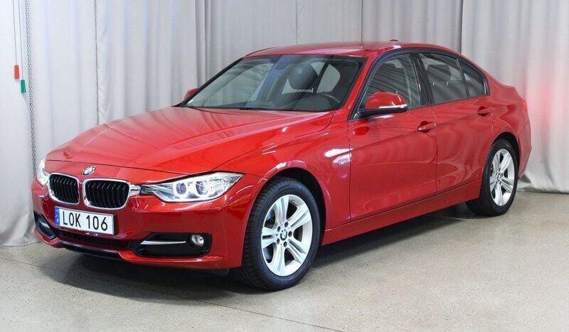 Röd Begagnad 2015 BMW 320 Sport Line Sedan | 184 900 kr (Superpris) - Bild 1/4