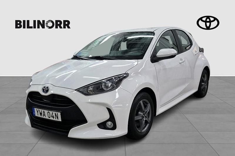 Vit Begagnad 2022 Toyota Yaris Hybrid Active | 189 900 kr (Superpris) - Bild 1/4