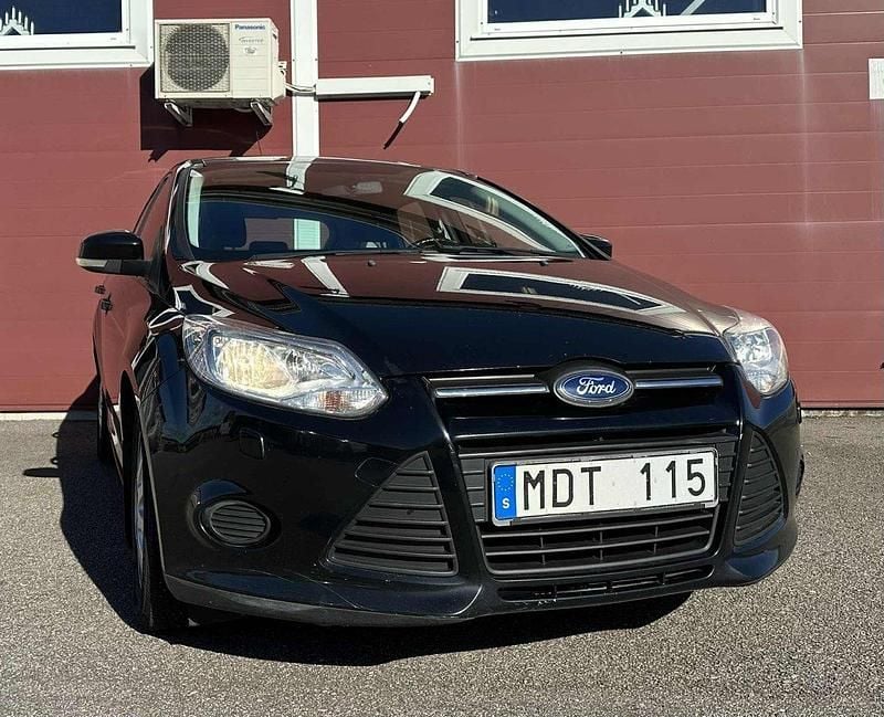 Svart Begagnad 2013 Ford Focus Halvkombi | 34 900 kr (Bra pris) - Bild 1/4