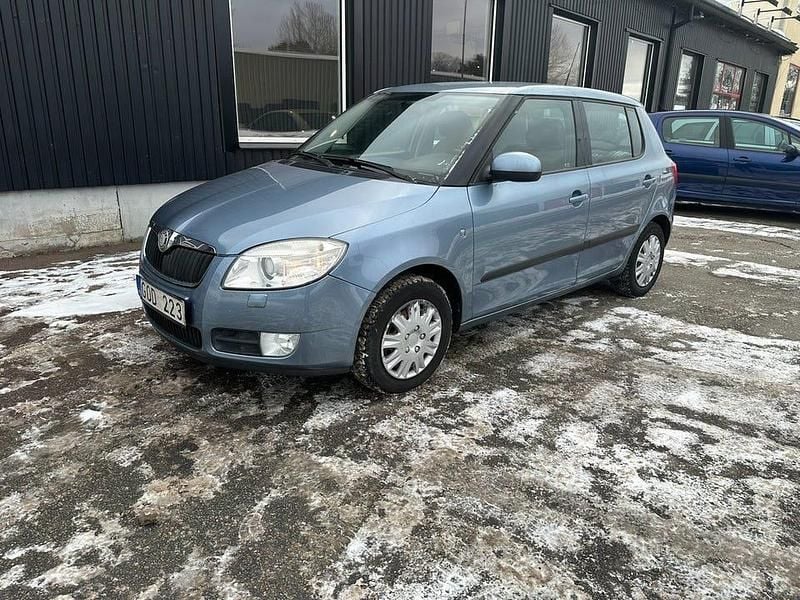 Ljusgrå Begagnad 2007 Skoda Fabia Halvkombi | 35 900 kr (Bra pris) - Bild 1/4