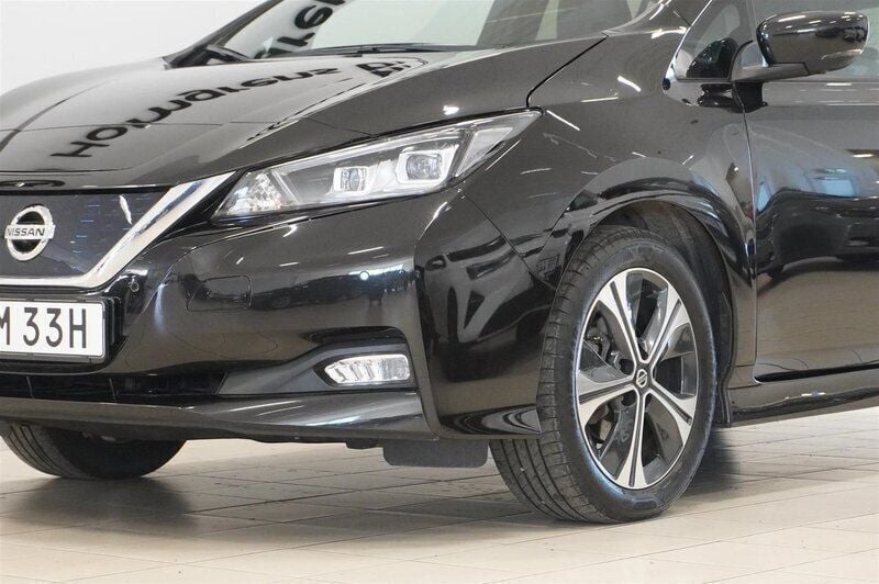 Begagnad Nissan Leaf Tekna 110 kW (150 HK) 2021 Svart Halvkombi