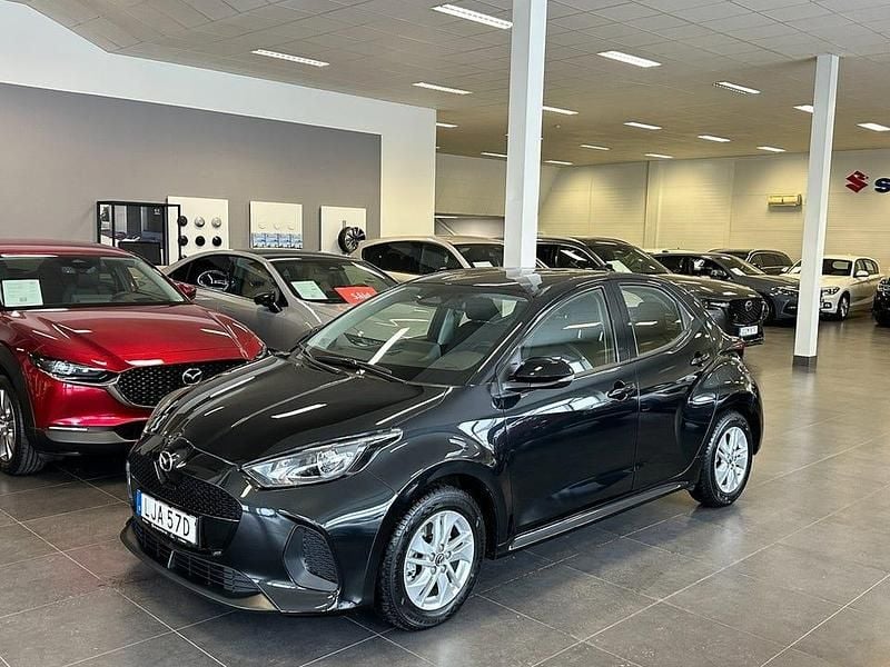 Svart Begagnad 2025 Mazda 2 Halvkombi | 224 900 kr (Marknadspris) - Bild 1/4