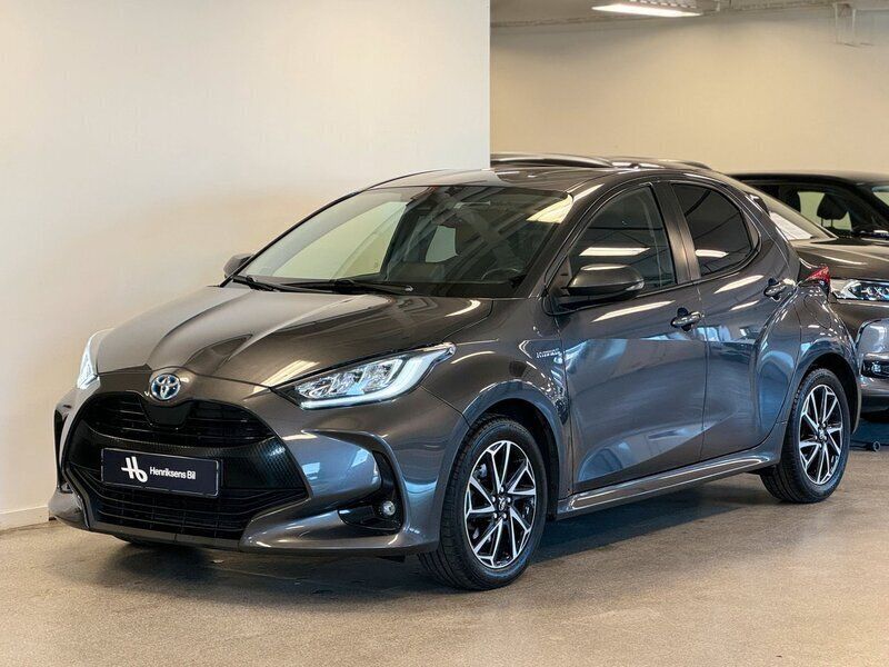 Mörkgrå Begagnad 2021 Toyota Yaris Hybrid Active Halvkombi | 209 900 kr (Lite dyr) - Bild 1/4