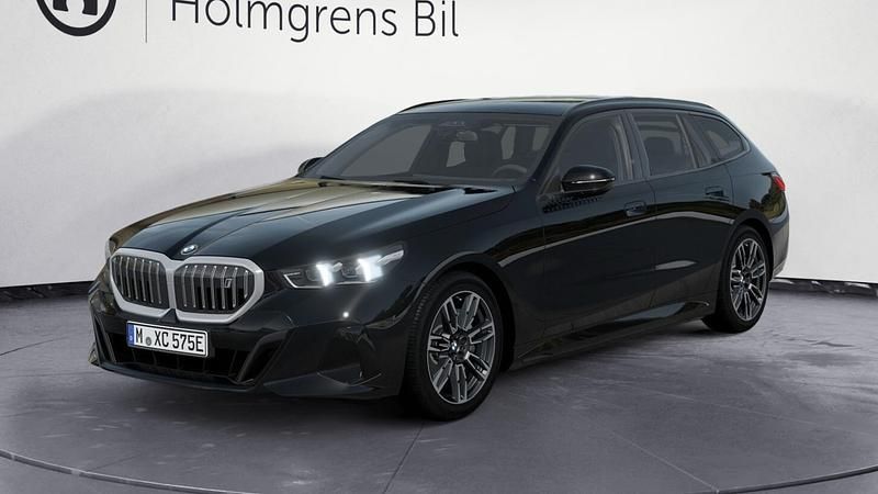 Svart Begagnad 2026 BMW i5 Shadowline Kombi | 739 500 kr (Marknadspris) - Bild 1/4