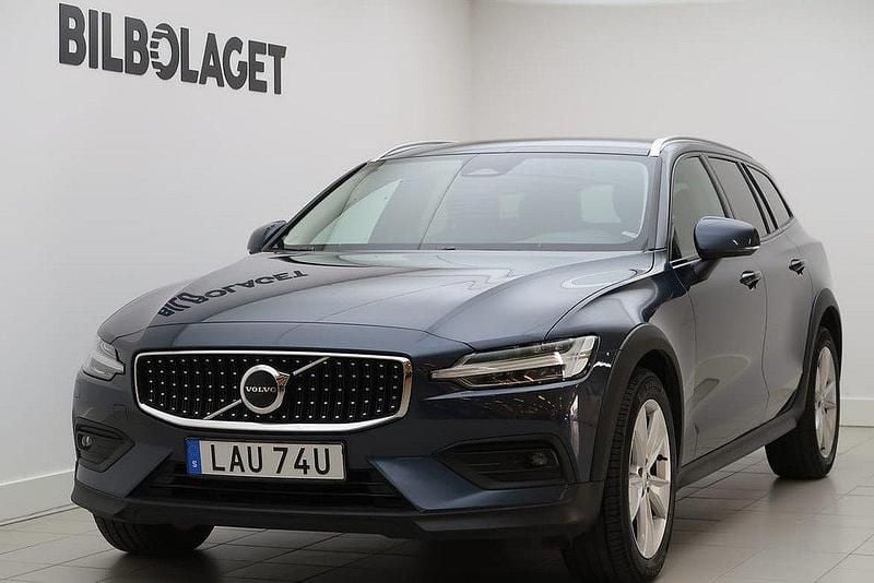 Mörkblå Begagnad 2024 Volvo V60 CC Core Kombi | 409 800 kr (Marknadspris) - Bild 1/4