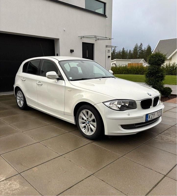Vit Begagnad 2011 BMW 116 Halvkombi | 74 000 kr (Marknadspris) - Bild 1/4