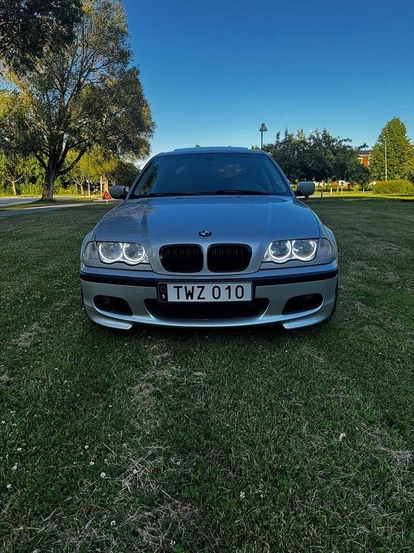 Silver Begagnad 2001 BMW 330 Sedan | 64 000 kr (Marknadspris) - Bild 1/4