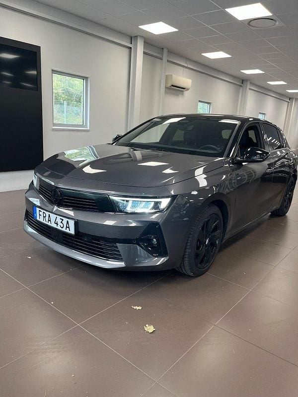 Grå Begagnad 2024 Opel Astra Halvkombi | 239 000 kr (Superpris) - Bild 1/4