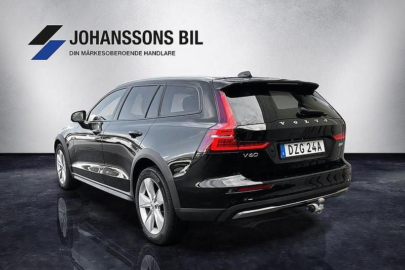 Begagnad Volvo V60 CC Momentum 197 HK (144 kW) 2022 Svart Kombi