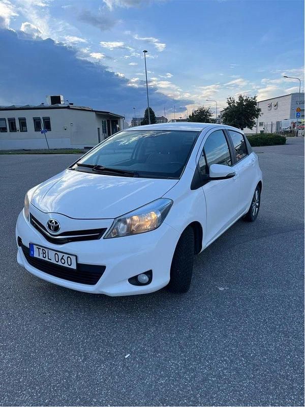 Vit Begagnad 2014 Toyota Yaris Edition Halvkombi | 50 000 kr (Lite dyr) - Bild 1/3