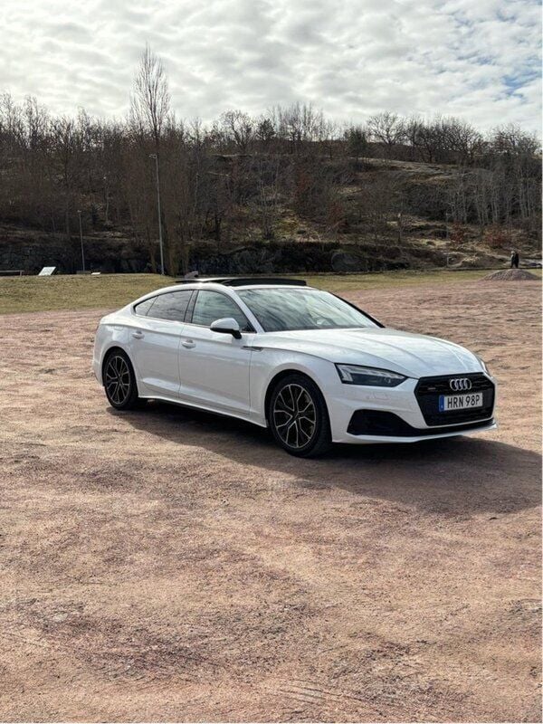 Vit Begagnad 2021 Audi A5 Sportback Comfort Halvkombi | 334 950 kr (Marknadspris) - Bild 1/4